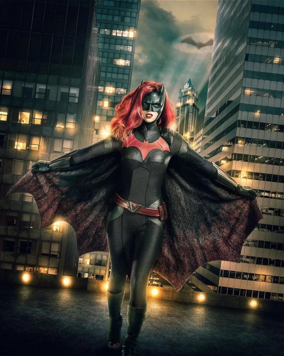 تم الكشف عن Batwoman أكثر في صور غريبة جديدة لـ elseworlds ، كروس Arrowverse